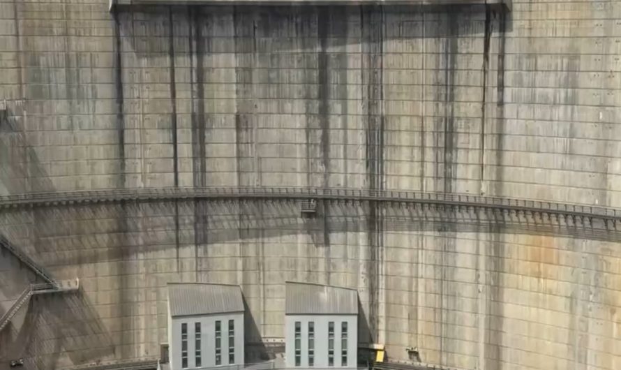 Gates opening on the Kawamata dam