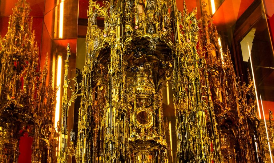 Great Monstrance kept at the Cathedral of Toledo, made of 18 kg of gold and 183 kg of silver.