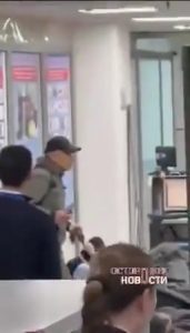 Man swapped places with a woman held hostage by a man with knife. After a while he managed to disarm the attacker with his bare hands