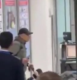 Man swapped places with a woman held hostage by a man with knife. After a while he managed to disarm the attacker with his bare hands