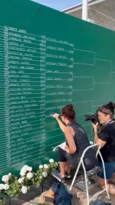 The handwriting skills of the woman updating the Roland-Garros draws