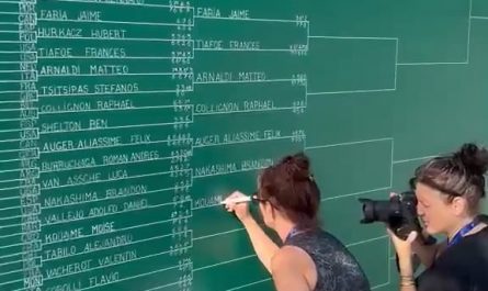 The handwriting skills of the woman updating the Roland-Garros draws