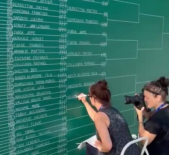 The handwriting skills of the woman updating the Roland-Garros draws