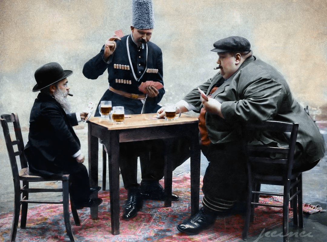 The tallest (Cornelius Bruns), shortest and fattest (Cannon Colossus) man of Europe playing a game of cards, 1913