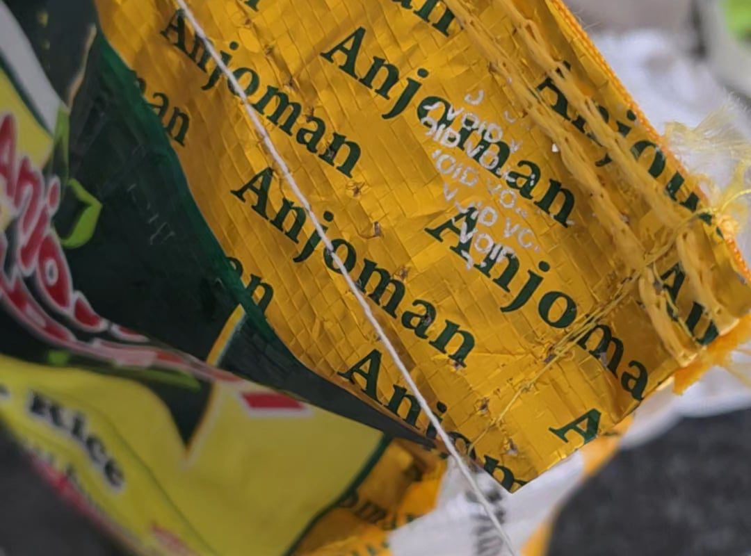 Untying this rice bag