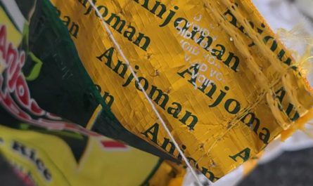 Untying this rice bag